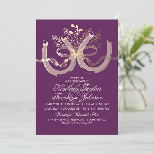 Rustikale Hufeisen Gold und Pflaume Hochzeit Einladung (Stehend Vorderseite)