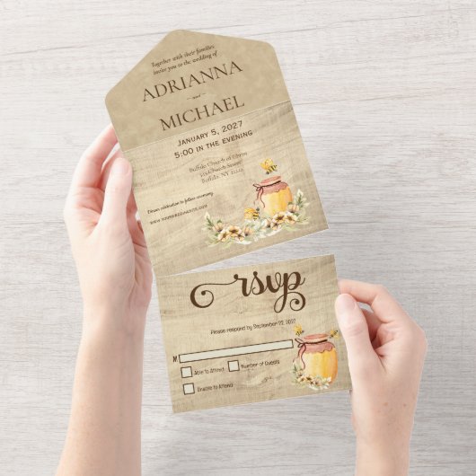 Rustikale Hummel auf dem Holzland All In One Einladung (Abreißen)