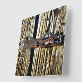 Rustikale Hütte aus Holz und Eisen Quadratische Wanduhr (Winkel)