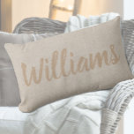 Rustikale Imitate Burlap Calligrafy Familienname P Lendenkissen<br><div class="desc">Rustikaler Familienname wirft Kissen für Ihre Zuhause oder als wunderbares personalisiertes Geschenk. Dieses klassische personalisierte Kissen im Bauernhaus besticht durch eine neutrale helle und cremefarbene Farbgebung und eine bedruckte Kissen-Optik. Es ist personalisiert mit einem großen, kursiven Schriftfamiliennamen, der über die Mitte des Kissens gedruckt wird. Passen Sie es an, indem...</div>