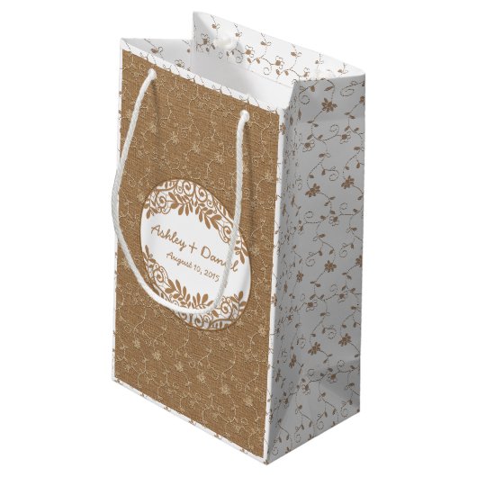 Rustikale Imitate Burlap Lace Wedding Begrüßungsta Kleine Geschenktüte (Rückseite Schrägansicht)