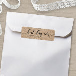 Rustikale Imitate Kraft Best Day Ever Gastgeschenk<br><div class="desc">Dieses stilvolle rustikale Gastgeschenk Hochzeit-Label zeigt in dunkelgrauer Schrift den Begriff "bester Tag aller Zeiten" vor einem kraftstoffähnlichen Muster-Hintergrund. Es ist großartig, um Ihre Gastgeschenk Hochzeit Geschenke zu kennzeichnen. Es ist einfach zu personalisieren; ersetzen Sie einfach den Platzhalter-Text, um Ihre eigenen Informationen hinzuzufügen. Für weitere Optionen, wie zum Beispiel den...</div>