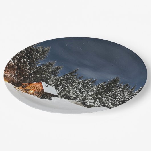 Rustikale Kabine Schnee Winter Pappteller (Schrägansicht)