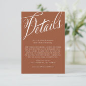 Rustikale Kalligraphie Terracotta Hochzeit Details Begleitkarte (Stehend Vorderseite)