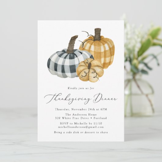 Rustikale Karierte Pumpkins Erntedank Dinner Einladung (Stehend Vorderseite)