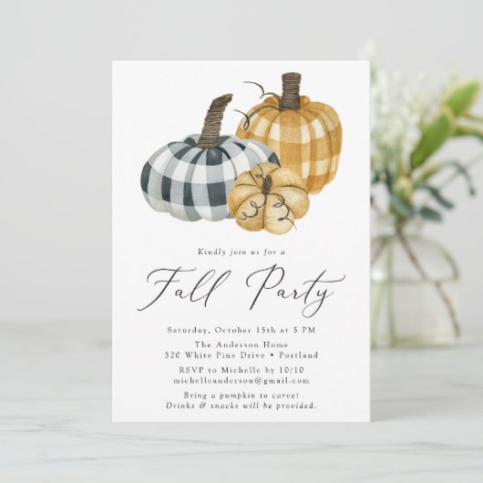 Rustikale Karierte Pumpkins Fall Party Einladung (Stehend Vorderseite)
