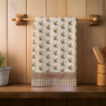 Rustikale Karos Hühnermonogramm | Name Geschirrtuch<br><div class="desc">Dieses Design-Set ist für die Landküchen ausgezeichnet eingerichtet und weist ein Hintergrundmuster mit einem Hühnchen und ihren Küken auf, mit einem mocha-braunen Gingham-Karo-Muster auf der Unterseite und einem roten Akzent, in dem Sie Ihren Anfangsnamen oder anderen Text (z. "Mama von Hühnern"). Diese machen wunderbare Hauswärmung, Hochzeit, Urlaub und Freunde Geschenke....</div>