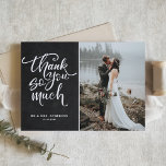 Rustikale Khalkboard-Handschrift Foto Hochzeit Dankeskarte<br><div class="desc">Danke an Familie und Freunde,  dass sie Teil Ihrer Hochzeit sind mit dieser rustikalen Dankeschön-Karte mit einem Imitat Kalkboard Hintergrund,  moderne Kalligraphie und Blumenmuster. Andere Farben sind verfügbar.</div>
