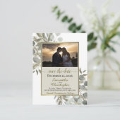 Rustikale Kiefern und Eukalyptus Tan Save the Date Ankündigungspostkarte (Stehend Vorderseite)