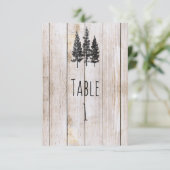 Rustikale Kiefernbäume Holz Hochzeit Tisch Nummer Einladung (Stehend Vorderseite)