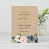 Rustikale Kraft Navy Blush Florale Hochzeit Einladung (Stehend Vorderseite)