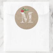 Rustikale Kraft-Weihnachts-Stechpalme-Monogramm-In Runder Aufkleber (Tasche)