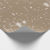 Rustikale Kraft Winter White Falling Snowflakes Ma Geschenkpapier (Ecke)