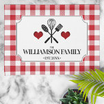 Rustikale Küche Familienname Geschirrtuch<br><div class="desc">Ein charmantes,  rustikales Landküchendesign mit einem klassischen roten Gingham-karierten Muster und einem personalisierten Label. Eine tolle Geschenkidee für Geburtstag,  Hauswärmung oder einfach nur weil!</div>