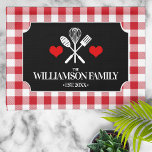 Rustikale Küche Familienname Geschirrtuch<br><div class="desc">Ein charmantes,  rustikales Landküchendesign mit einem klassischen roten Gingham-karierten Muster und einem personalisierten Label. Eine tolle Geschenkidee für Geburtstag,  Hauswärmung oder einfach nur weil!</div>