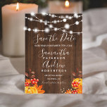 Rustikale Kürbiskernen Save the Date<br><div class="desc">Rustikales braunes Holz mit Saitenlampen Hochzeit speichern das Datum mit handgemalten Kürbissen,  Ahornblättern auf einem Vintagen braunen Holz und elegante Kalligraphie Typografie. Ideal für Herbsthochzeiten im Herbst. Ideal für Land ,  Stallheiratsthemen.</div>