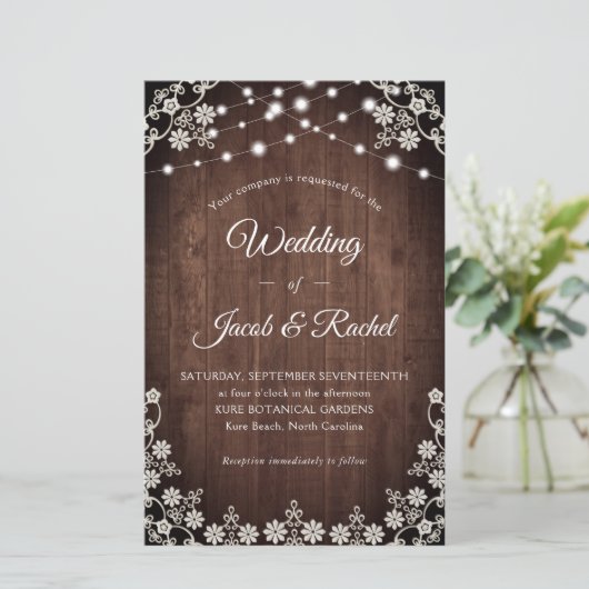 Rustikale Lace & String Lights Hochzeit Einladung (Stehend Vorderseite)