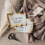 Rustikale Länderkarte für die Papierrolle Save the Postkarte<br><div class="desc">Diese rustikale Landkarte ist Save the Date für eine kleine Hochzeit geeignet. Dieses Design zeichnet sich durch handbemalte,  helle und braune Papierrollen aus und erinnert an Anmut.</div>