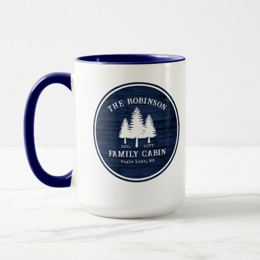 Rustikale Landfamilie Baumhütte Blauer Wald Grosse Tasse (Links)