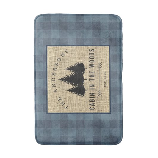 Rustikale Landfamilie Kabine im Wald Badematte (Vorderseite Vertikal)