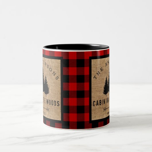 Rustikale Landfamilie Kabine im Wald Zweifarbige Tasse (Mittel)