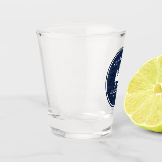 Rustikale Landfamilienhäuser Bäume Blauer Holzdruc Schnapsglas (Links)