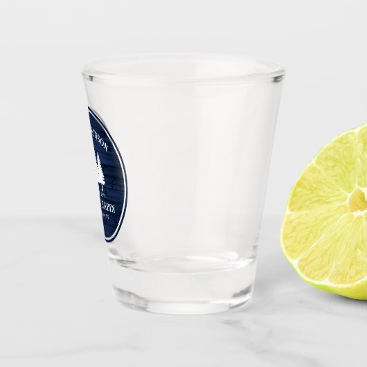 Rustikale Landfamilienhäuser Bäume Blauer Holzdruc Schnapsglas (Rechts)