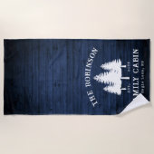 Rustikale Landfamilienhäuser Bäume Blauer Holzdruc Strandtuch (Vorderseite)