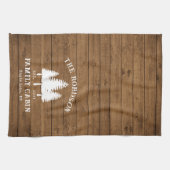 Rustikale Landfamilienhäuser Baumkronen Holzpflast Geschirrtuch (Horizontal)