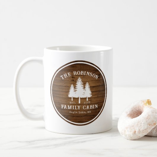 Rustikale Landfamilienhäuser Baumkronen Holzpflast Kaffeetasse (Mit Donut)