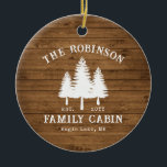 Rustikale Landfamilienhäuser Baumkronen Holzpflast Keramik Ornament<br><div class="desc">Personalisieren Sie Ihre Country Zuhause mit einem schönen rustikalen Acrylschmuck, der Ihren Namen und "Family Cabin", Ranch, Hütte oder anderen Texten enthält, sowie das feststehende Datum und die Lage, wenn gewünscht. Dieses individuelle Design besticht durch einen rustikalen Landstext mit einer weißen Silhouette von Kiefernbäumen auf Holzplanken. Eine charmante Ergänzung zu...</div>