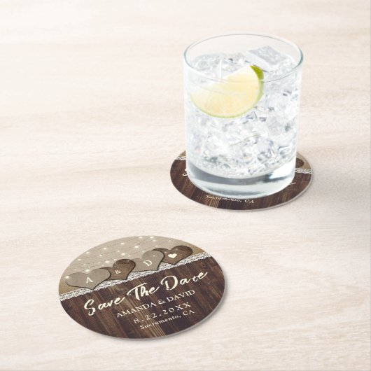 Rustikale Landholz-Hochzeit rettet das Datum Runder Pappuntersetzer (Vor Ort)