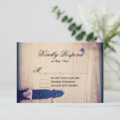 Rustikale Landholz-Latch-Hochzeitungs-RSVP-Antwort RSVP Karte (Stehend Vorderseite)