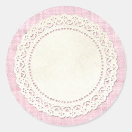 Rustikale Landspitze Doily auf Shabby Pink Burlap Runder Aufkleber