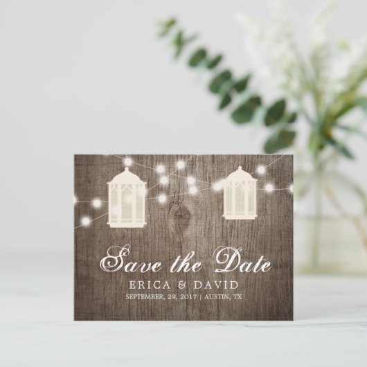Rustikale Lanterns & Lights Barnholz Save the Date Ankündigungspostkarte (Stehend Vorderseite)