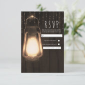 Rustikale Laterne & Lights Brown Wood Wedding RSVP Karte (Stehend Vorderseite)