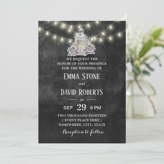 Rustikale Laterne & String Lights Chalkbaord Hochz Einladung (Stehend Vorderseite)