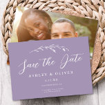 Rustikale Lavendel Wildblume   Foto Save the Date Einladung<br><div class="desc">Diese elegante Hochzeit Save the Date mit einem hübschen, lila Lavendel-Hintergrund, handgezeichnet Wildblume und eleganter Typografie. Auf der Rückseite ist Ihr Foto im horizontalen Format. Das Foto auf der Rückseite ist auf Wunsch abnehmbar. Es ist ein perfektes Design für eine rustikale, aber elegante Hochzeit! Sehen Sie sich die Kollektion für...</div>