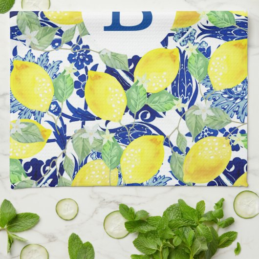 Rustikale Lemons und blaue Flora | Monogramm Geschirrtuch (Gefaltet)