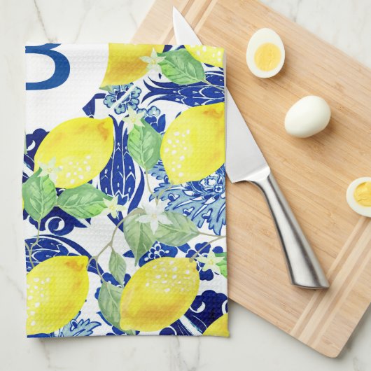 Rustikale Lemons und blaue Flora | Monogramm Geschirrtuch (Viertel Falte)