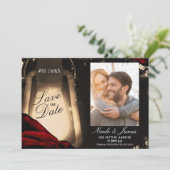 Rustikale Leuchten und dunkle Rote Rosen Save the Einladung (Stehend Vorderseite)