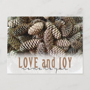 Rustikale Liebe und Joy Pine Cone Feiertagspostkarte