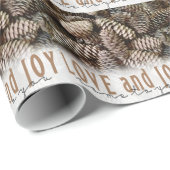 Rustikale Liebe und Joy Pine Cone Geschenkpapier (Rolleneckpunkt)