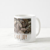 Rustikale Liebe und Joy Pine Cone Kaffeetasse (VorderseiteRechts)