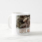 Rustikale Liebe und Joy Pine Cone Kaffeetasse (Vorderseite Links)