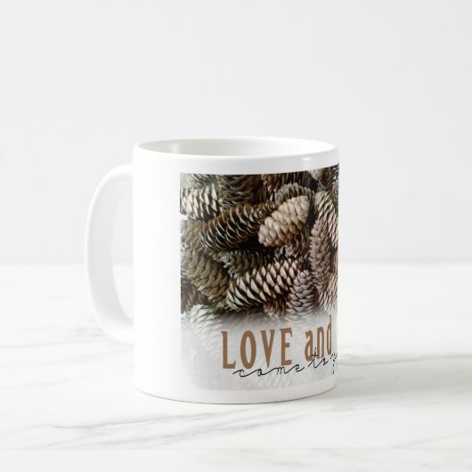 Rustikale Liebe und Joy Pine Cone Kaffeetasse (Vorderseite Links)