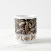 Rustikale Liebe und Joy Pine Cone Kaffeetasse (Mittel)
