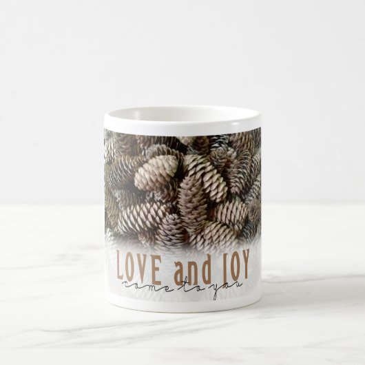 Rustikale Liebe und Joy Pine Cone Kaffeetasse (Mittel)