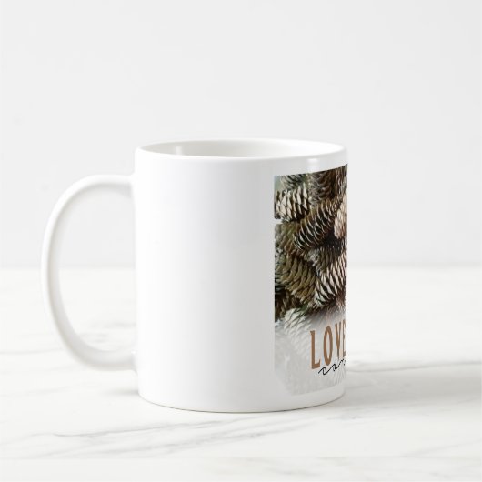 Rustikale Liebe und Joy Pine Cone Kaffeetasse (Links)