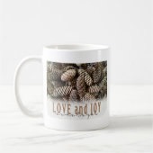 Rustikale Liebe und Joy Pine Cone Kaffeetasse (Links)